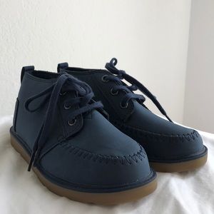 Toms boys navy synthetic suede chukka